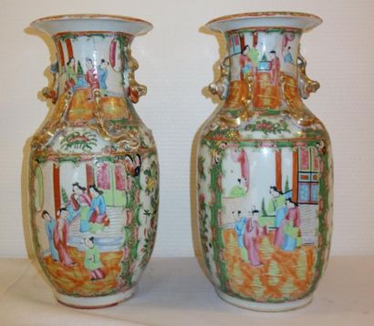 null CANTON

Paire de vases en porcelaine polychrome 

H : 35 cm.