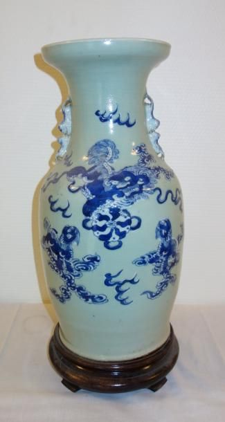 null Vase à anses en porcelaine bleu sur fond céladon, Chine XIXème s.

H : 44 c...