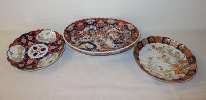 null Coupe ovale et deux assiettes dépareillées en porcelaine Imari, Japon moderne

L...