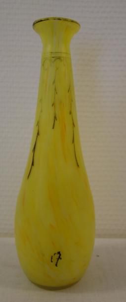 null Vase en verre jaune strié orange, signé Leg

H : 26 cm.
