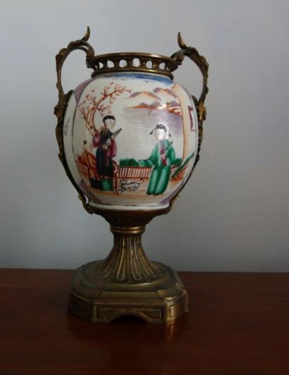 null Vase en porcelaine polychrome à décor de personnages dans une cour, dans le...