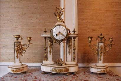 null Garniture de cheminée en marbre blanc et bronze doré style Louis XVI comprenant...