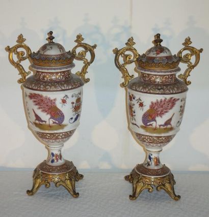 null Paire de vases couverts en porcelaine polychrome et doré à l'imitation de la...