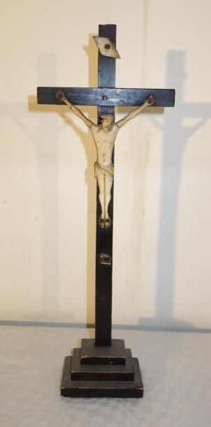 null Crucifix en bois noirçi et os

H : 35,5 cm.