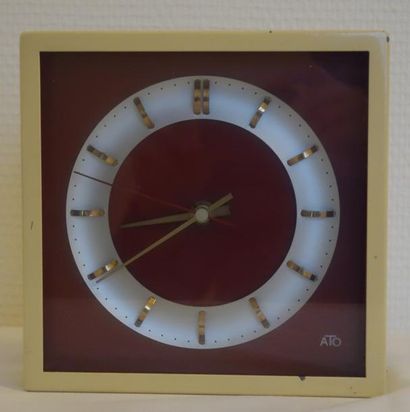 null ATO

Pendulette carrée à pourtour en métal doré et fond rouge

18 x 18 cm.