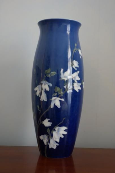 null ROYAL COPENHAGUE

Vase ovoïde à col légèrement évasé en porcelaine à décor de...