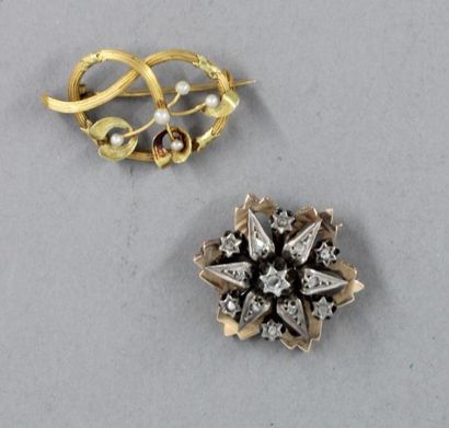 null Deux broches en or 18k, une ajourée sertie de perles (pds brut : 2,2 g.), l'autre...