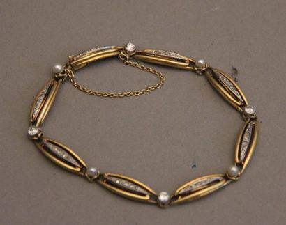 null Bracelet en or jaune 18k, perles et pierres blanches, pds brut : 18,7 g.