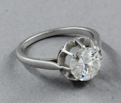 null Bague en platine 850 millièmes, ornée d'un diamant rond demi taille entre huit...