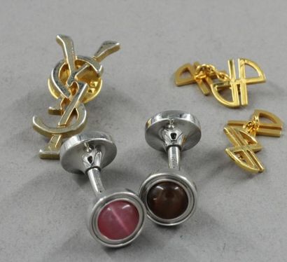 null Lot comprenant : 

-Un pin's TSL

-Deux paires de boutons d emanchette dont...