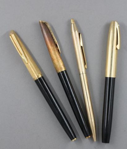 null SHEAFFER - WATERMAN

Trois stylos plumes en métal doré, plumes en or 18k, pds...