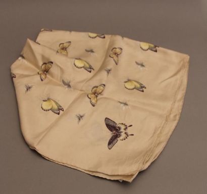 null *Anonyme
Carré en soie imprimé à décor de papillons à dominante jaune, sur un...