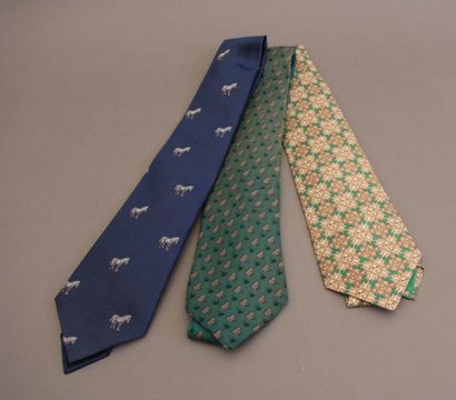 HERMES

Trois cravates en soie à décor de...