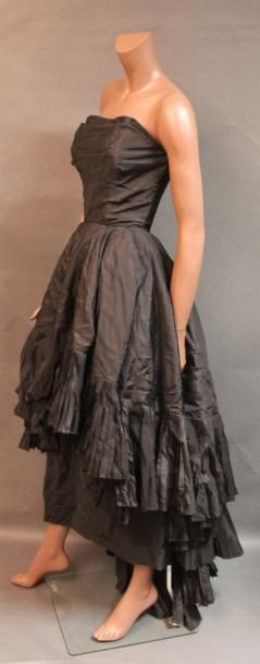 null Lucile MANGUIN Paris Haute Couture circa 1950

Robe grand soir en taffetas noir,...