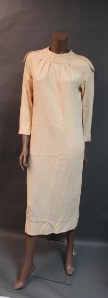 null Création Pierre CARDIN circa 1960

Robe longue en crêpe de soie poudre, encolure...