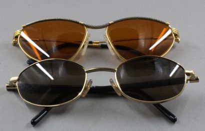 null FRED, BOUCHERON

Lot de deux paires de lunettes de soleil en métal doré, verres...