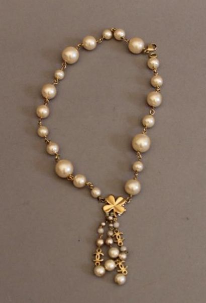 CHANEL

Collier en métal doré et perles fantaisies...