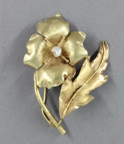 null Broche en or jaune 18k en forme de de fleur et feuille ornée au centre d'une...