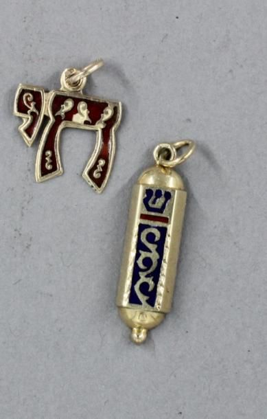 null Deux pendentif en or jaune 14k émaillés en forme de Mezouzah et d'un Haï, pds...