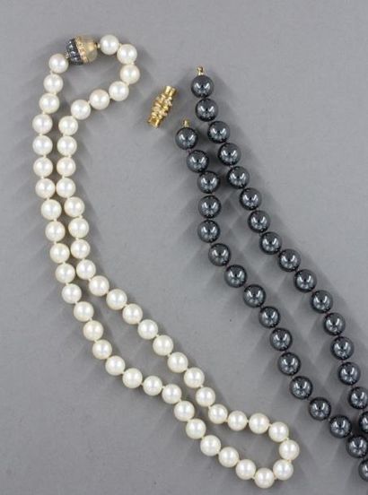 Deux colliers :

- un collier de perles de...