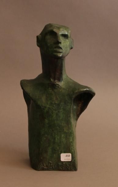 null Ecole contemporaine Buste d'homme Sculpture en bronze à patine verte signée,...