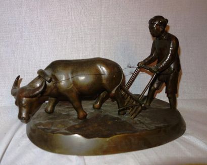 null Hoang-Xuan LAN Le laboureur indochinois Sculpture en bronze patine marron, signé,...