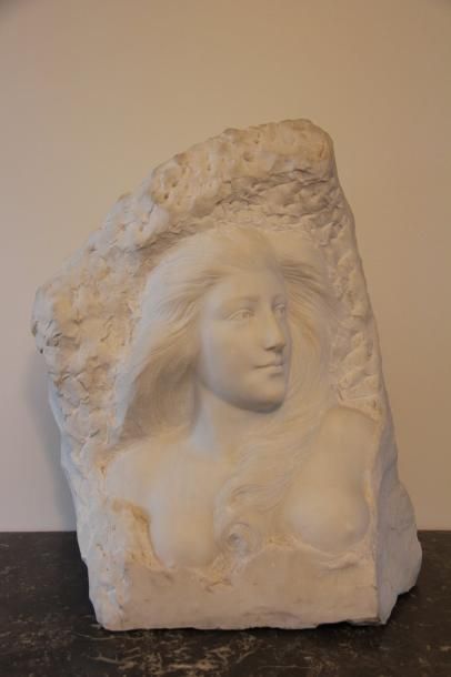null A. MASE Buste de femme Bas-relief en marbre blanc, signé en bas à droite H :...