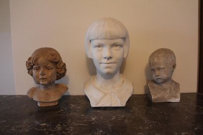 null Lot de trois bustes : - J. WIPFF Buste de jeune fille Sculpture en terre-cuite...