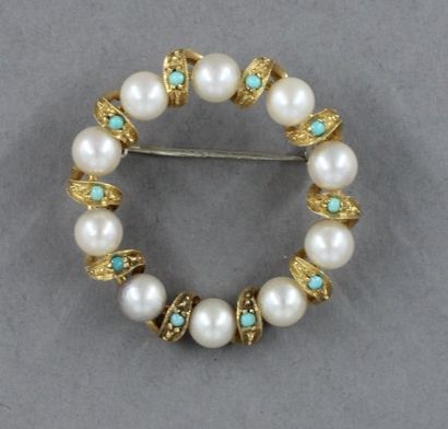 null Broche ronde en or 18k à décor de perles de culture alternant avec des volutes...