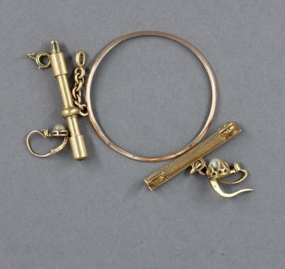 null Lot en or jaune 18k : remontoir de montre (pds : 4,5 g.), deux boucles d'oreilles...