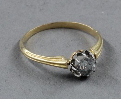 null Bague en or jaune 750 millièmes, ornée d'un diamant rond de taille ancienne...