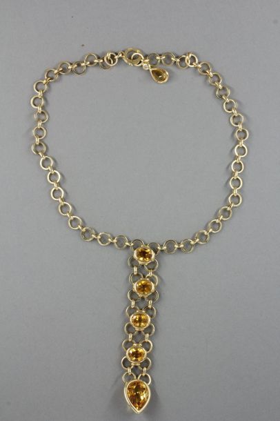 null POIRAY
Collier en or jaune 18k à maillons ronds à pendentif en chute fornées...