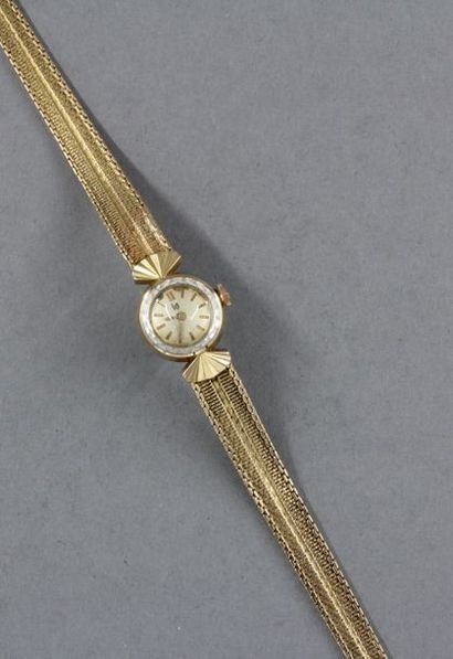 null LIP Bracelet-montre de dame à boitier rond en or jaune 18k. L : 16,5 cm. pds...