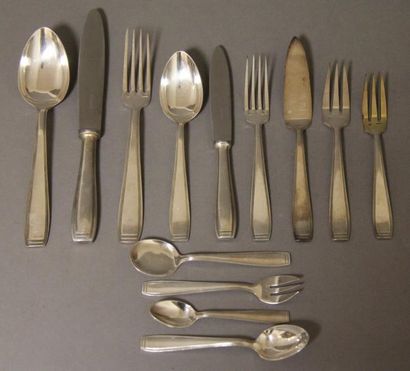 null ERCUIS

Ménagère en métal argenté années 40 comprenant :

-11 fourchettes

-11...