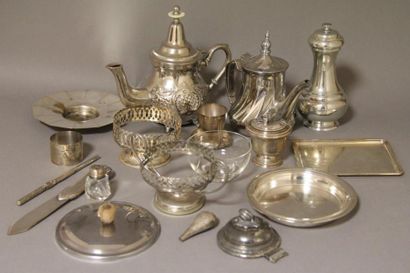 null Lot en métal argenté : plats de service, vases, verseuses…