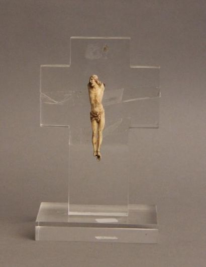 null Crucifix, le Christ en ivoire sculpté, représenté la tête inclinée vers la gauche,...