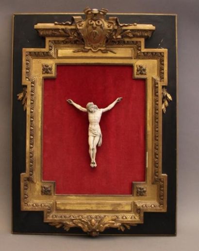 null Crucifix en ivoire, le Christ en ivoire sculpté, représenté la tête inclinée...