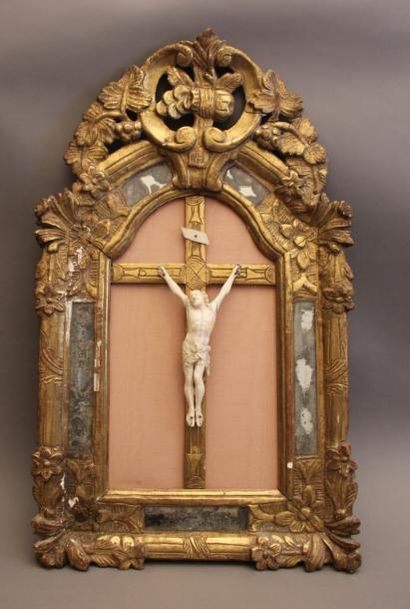 null Crucifix en ivoire, le Christ en ivoire sculpté, représenté la tête inclinée...