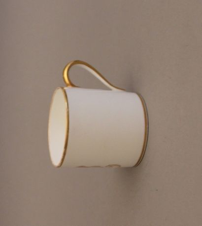 null SEVRES (porcelaine dure) : 

Tasse litron en porcelaine à décor or sur fond...