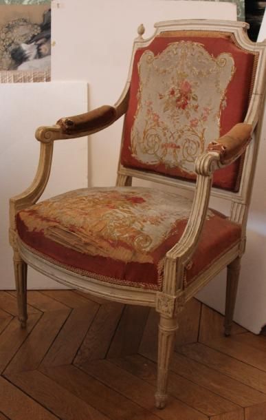 null Paire de fauteuils à dossier plat « à la Reine », en bois mouluré et relaqué...