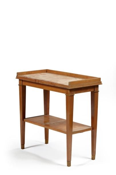 null Jacques ADNET (1901-1984)

	Table d’appoint en merisier à deux plateaux rectangulaires...