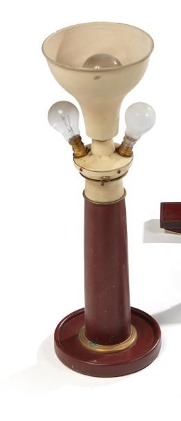null Jacques ADNET (1901-1984)

Lampe de table à fût tubulaire et base circulaire...