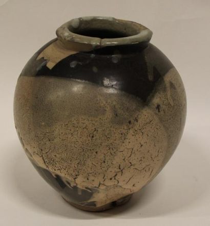 null Claude CHAMPY (1944-)

Vase globulaire en céramique à glaçure marron et grise

H...