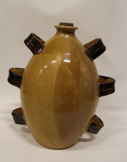 null MADOURA - Suzanne RAMIE (1907-1974)
Vase ovoîde en céramique à six anses( col...