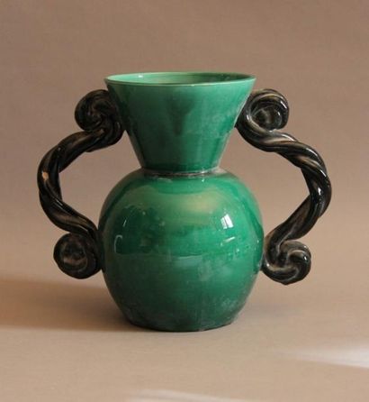 null VALLAURIS

Vase globulaire à col évasé, à deux anses torsadées, en céramique...