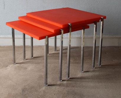 null Trois tables gigognes en plastique rouge à piètement en métal chromé, KARTELL...