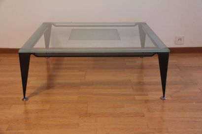 null Travail contemporain

Table basse carrée en métal laqué noir et plateau en verre

H...