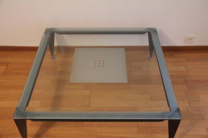 null Travail contemporain

Table basse carrée en métal laqué noir et plateau en verre

H...