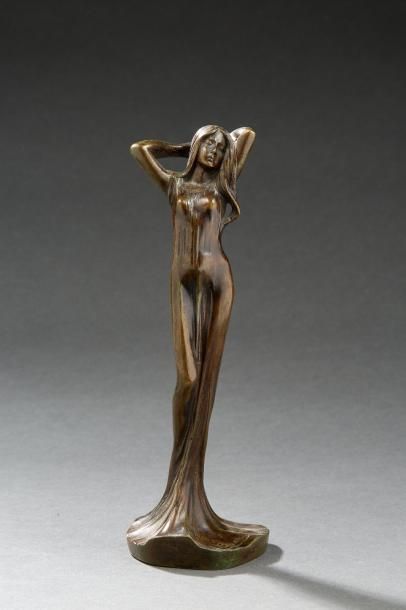 null Julien CAUSSE (1869-1909) d'après

Femme debout drapée

Sculpture en bronze...