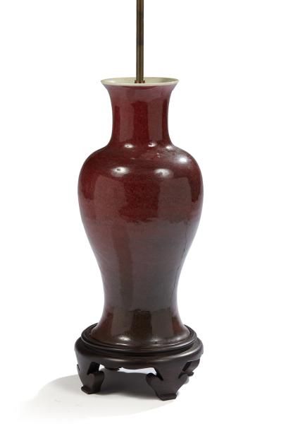 null CHINE :

Vase balustre en porcelaine à décor émaillé rouge "sang de bœuf".

XIXe...